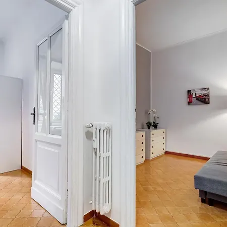 Apartment Colors & Culture Near Colosseum Rome